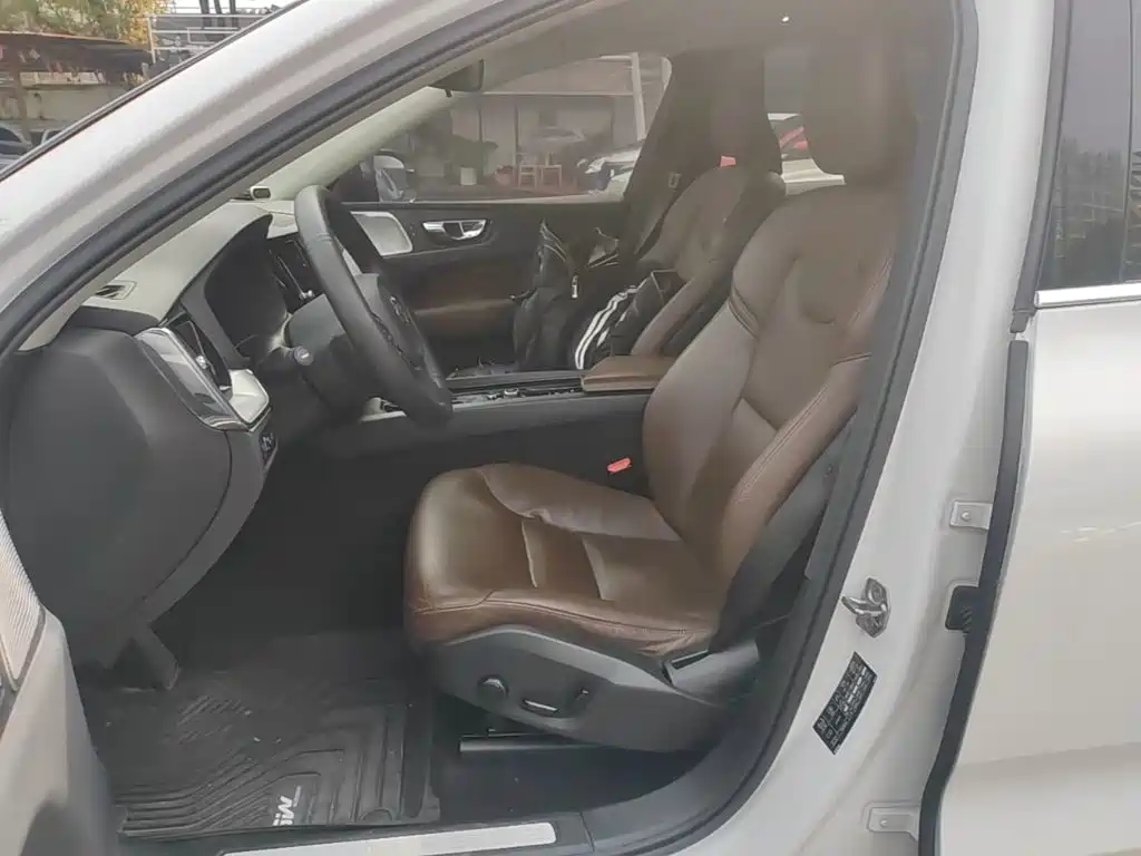 Volvo XC60 — фото 14