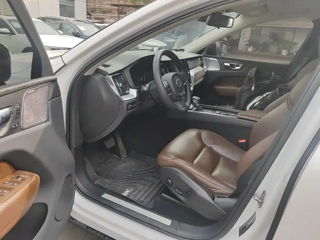 Volvo XC60 — фото 15