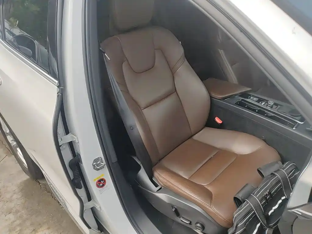 Volvo XC60 — фото 24