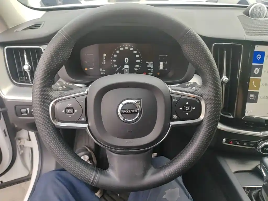Volvo XC60 — фото 10