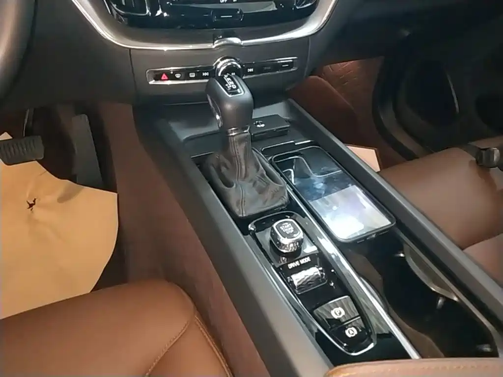 Volvo XC60 — фото 13