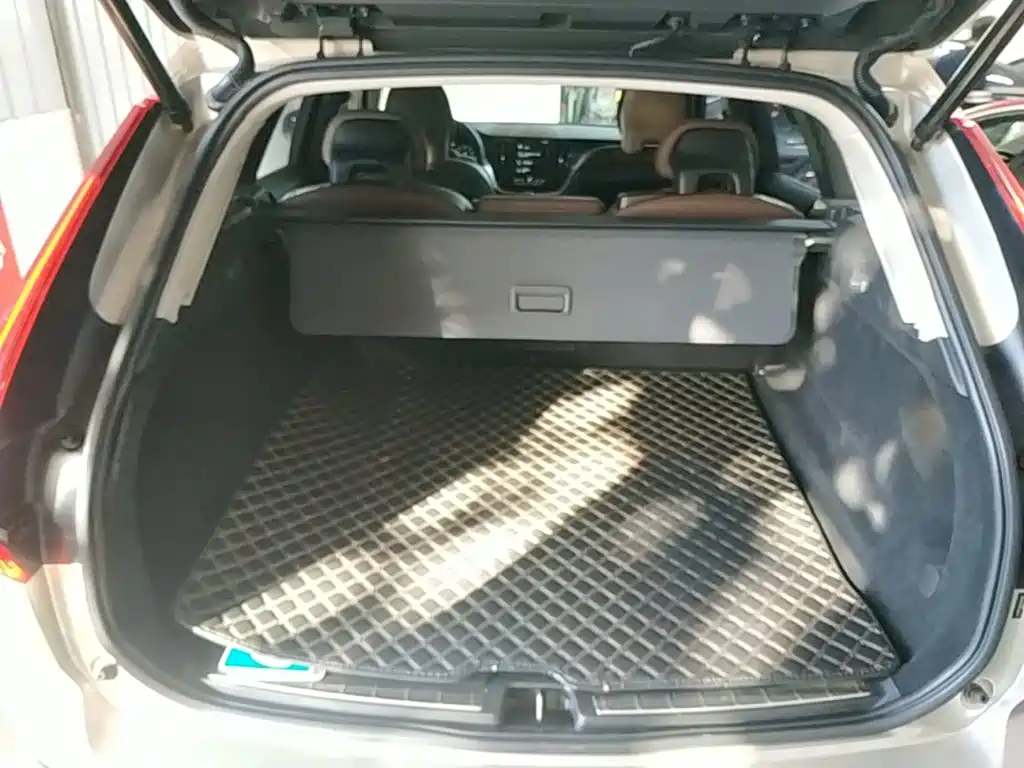 Volvo XC60 — фото 18