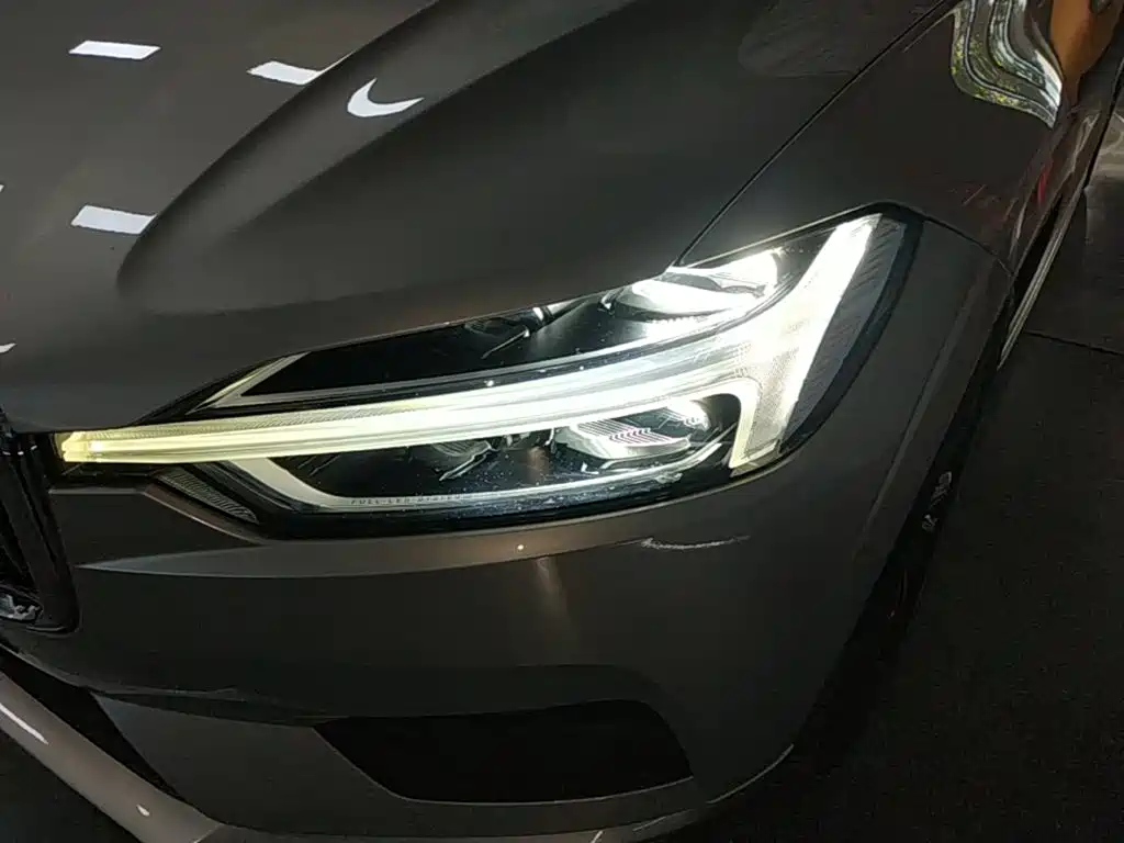 Volvo XC60 — фото 23