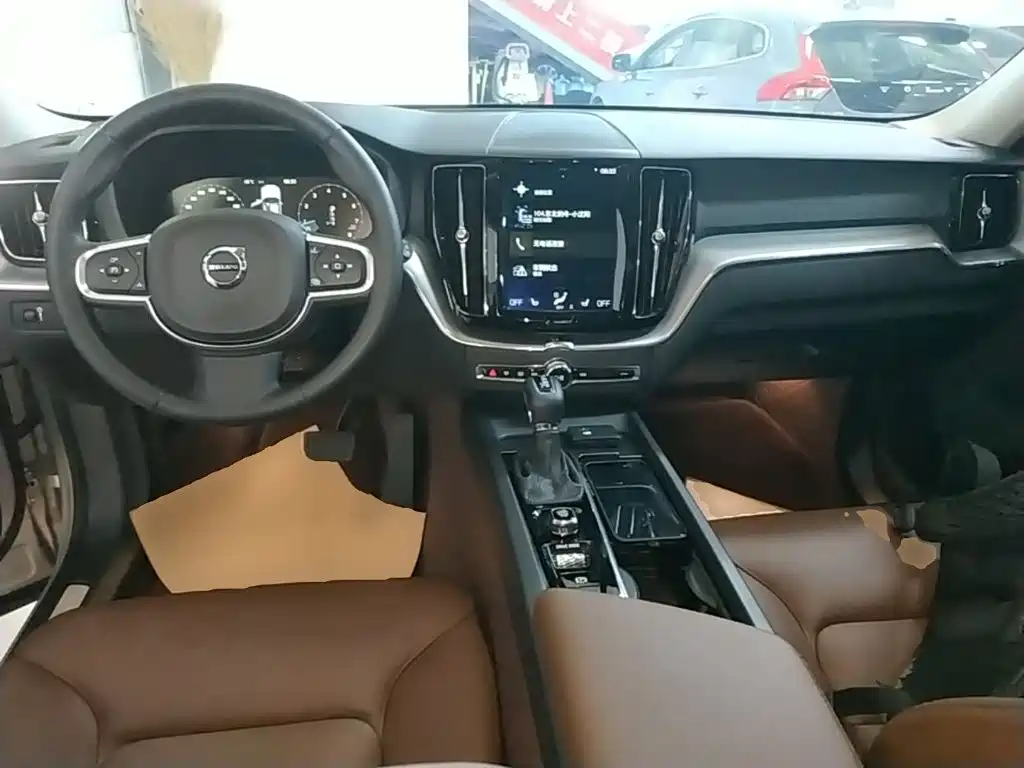 Volvo XC60 — фото 9