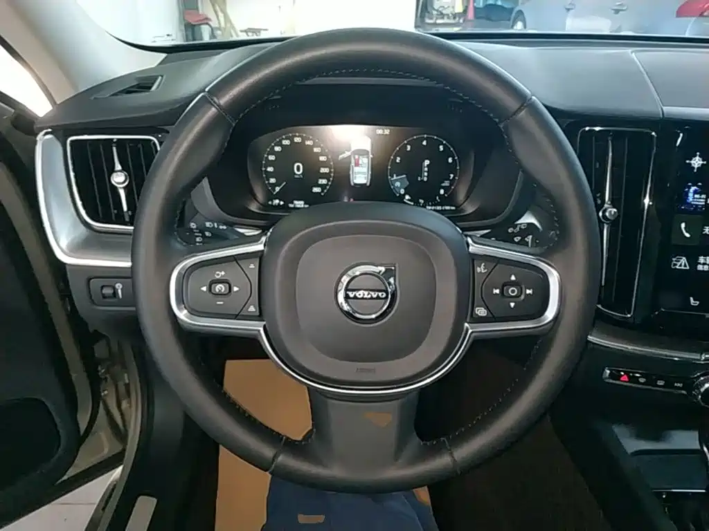 Volvo XC60 — фото 10