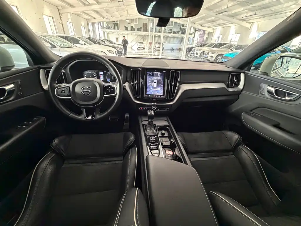 Volvo XC60 — фото 10