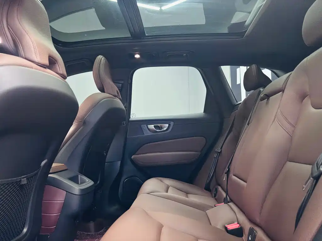 Volvo XC60 — фото 10