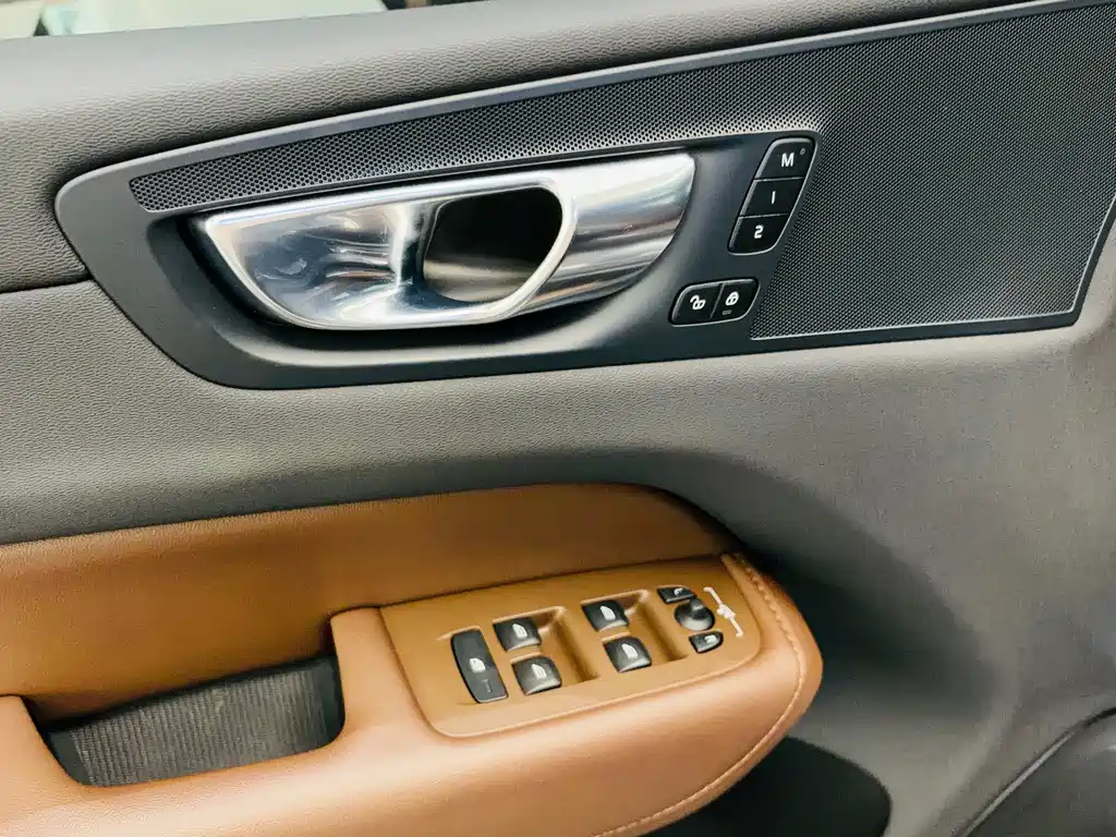 Volvo XC60 — фото 9