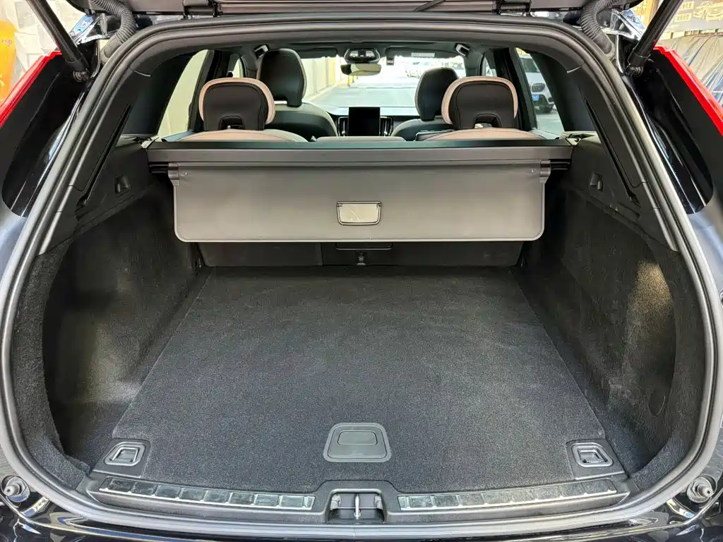 Volvo XC60 — фото 8