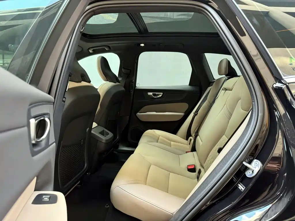 Volvo XC60 — фото 10