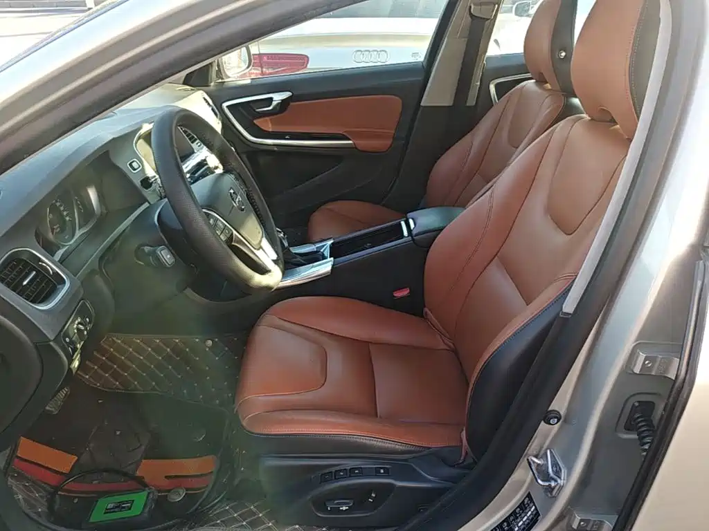 Volvo S60 — фото 14