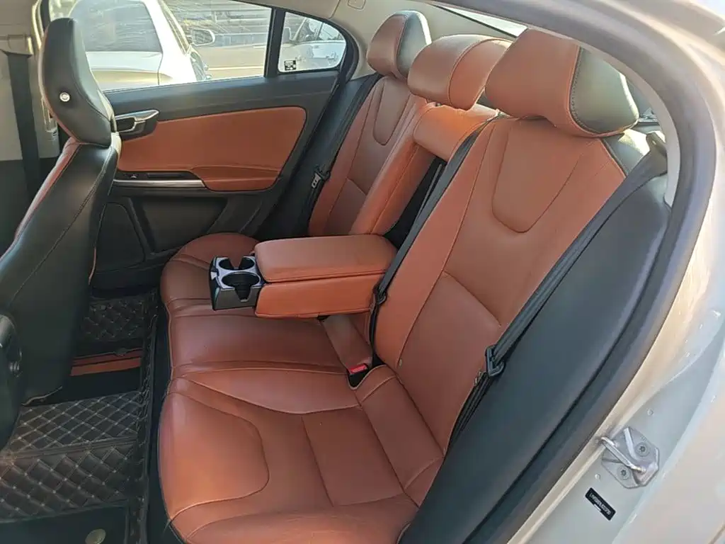 Volvo S60 — фото 16
