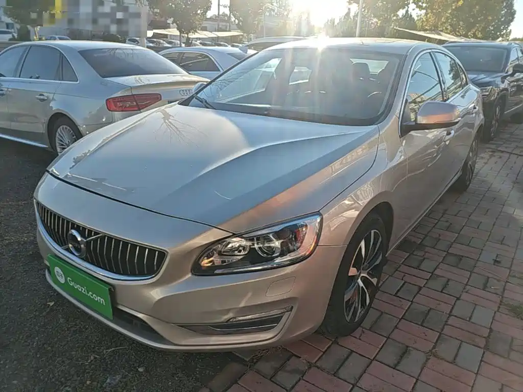 Volvo S60 — фото 1