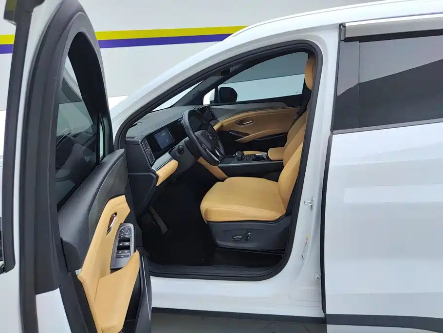 BYD L DM-i — фото 9