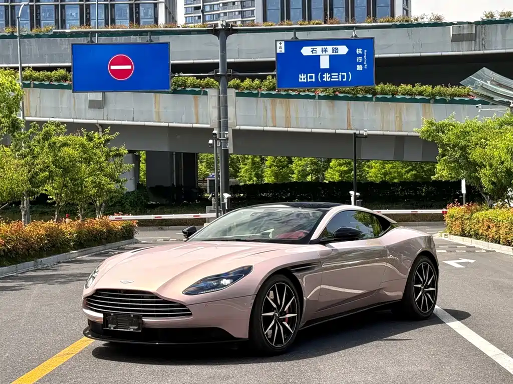 Aston Martin DB11 — фото 2