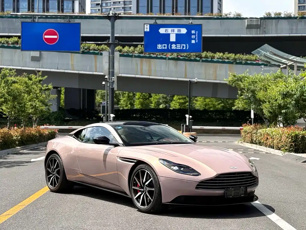 Aston Martin DB11 — фото 3