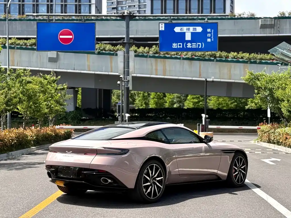 Aston Martin DB11 — фото 7