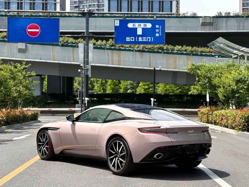 Aston Martin DB11 — фото 9