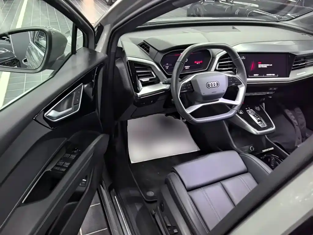 Audi Q4 e-tron — фото 15