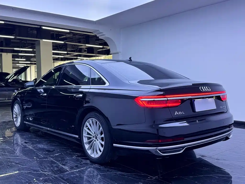 Audi A8 — фото 13