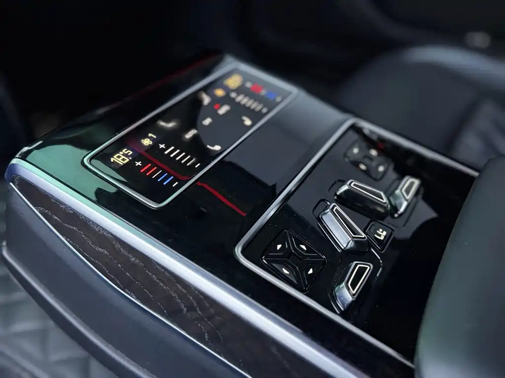 Audi A8 — фото 10