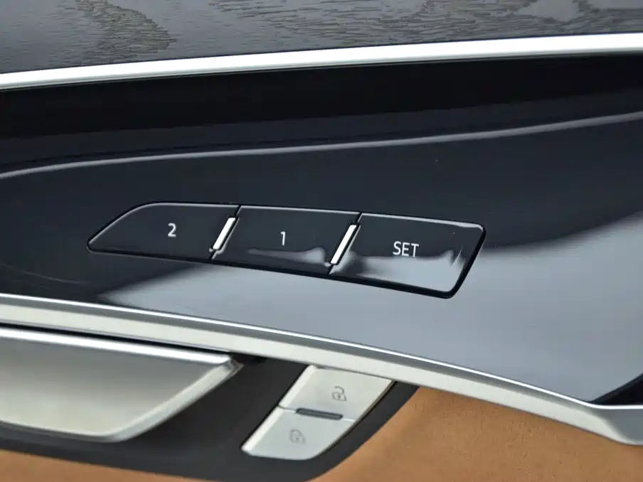 Audi A8 — фото 13