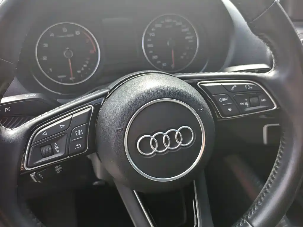 Audi Q2L — фото 15