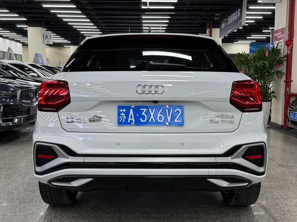 Audi Q2L — фото 10