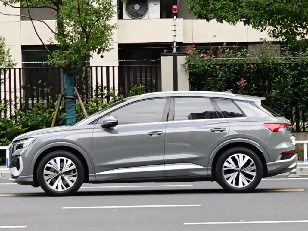 Audi Q4 e-tron — фото 13