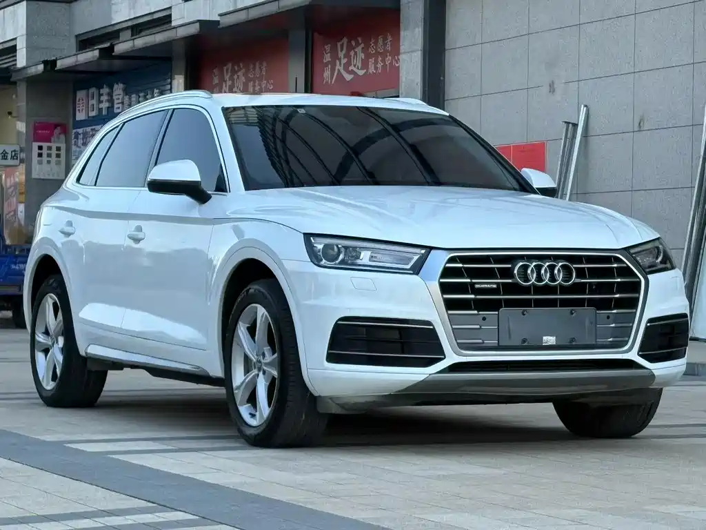 Audi Q5L — фото 1