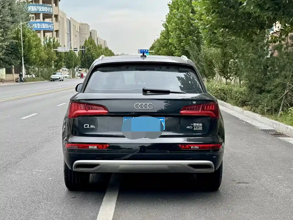 Audi Q5L — фото 13