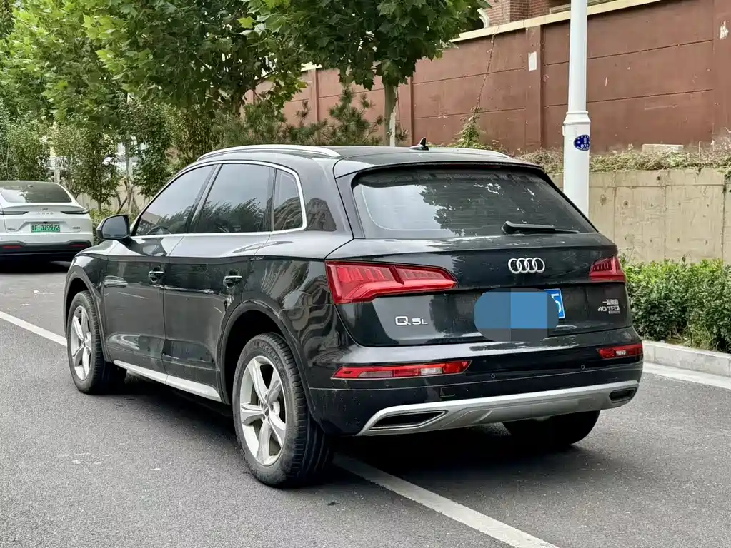 Audi Q5L — фото 14