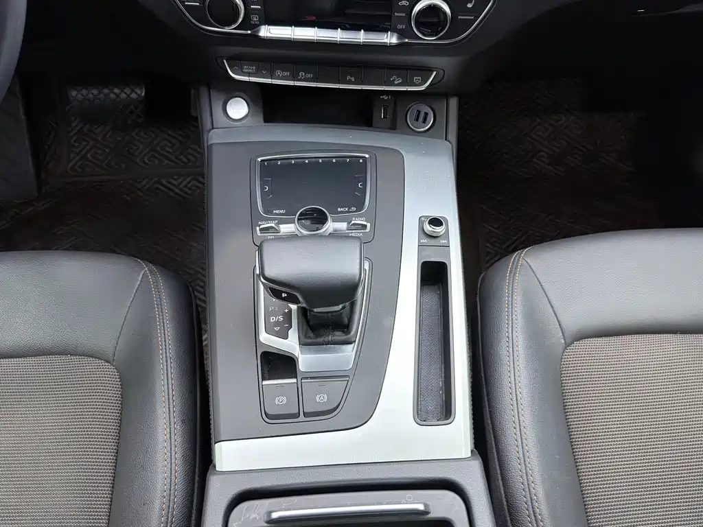 Audi Q5L — фото 17