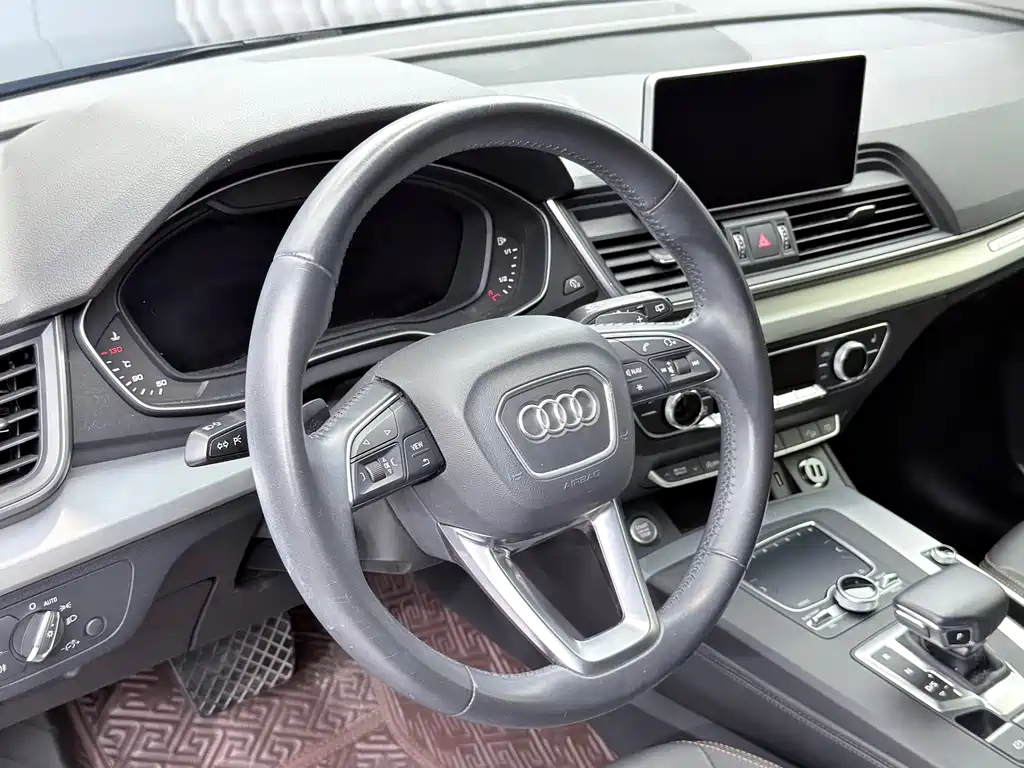 Audi Q5L — фото 9