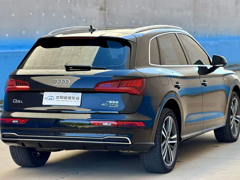 Audi Q5L — фото 17