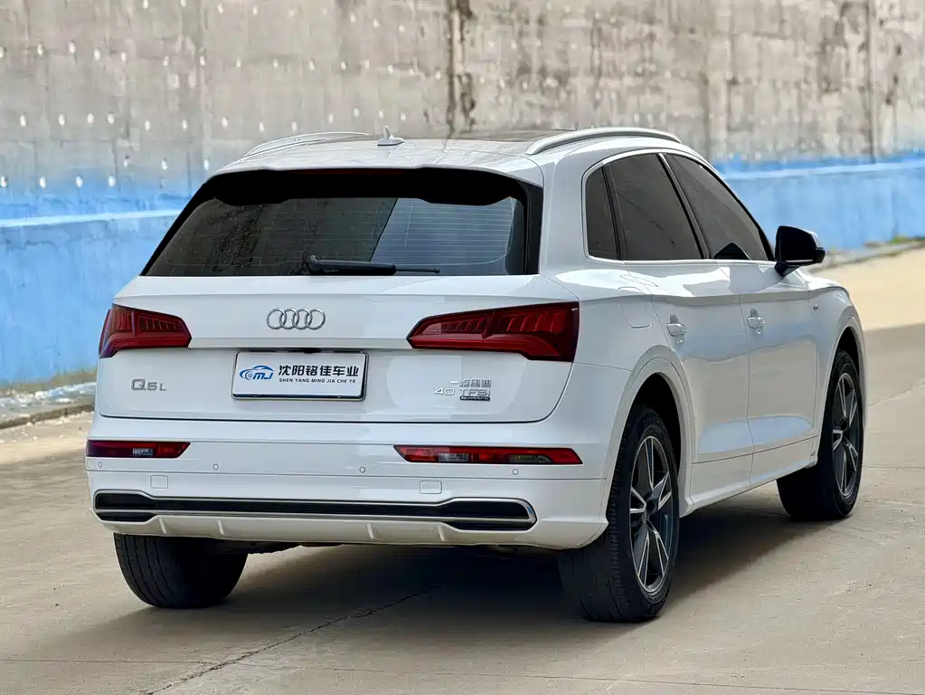 Audi Q5L — фото 11