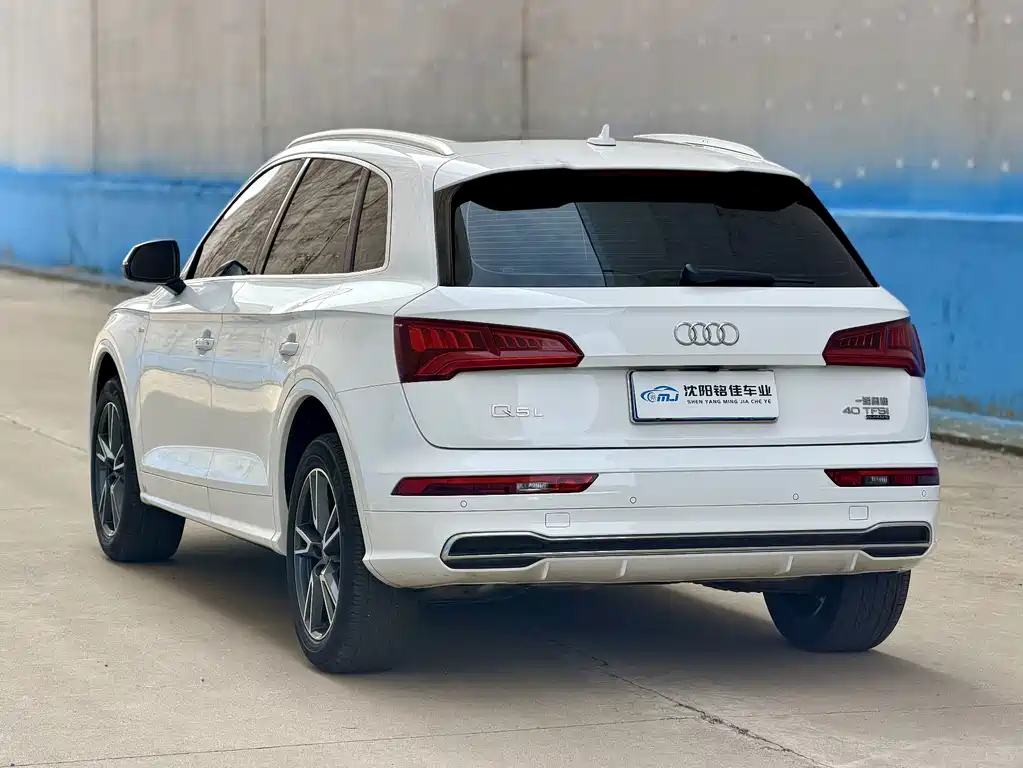 Audi Q5L — фото 13