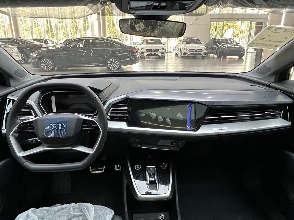 Audi Q4 e-tron — фото 15