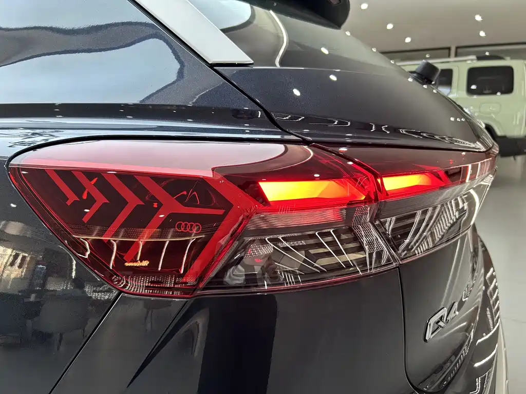 Audi Q4 e-tron — фото 33