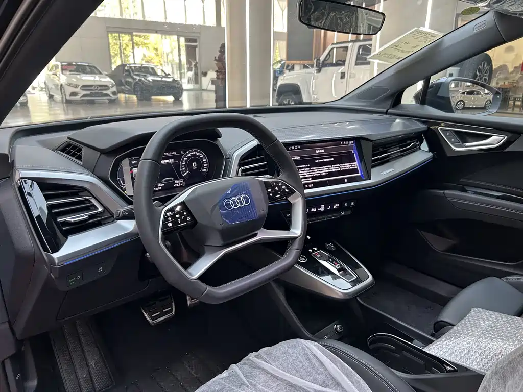 Audi Q4 e-tron — фото 36