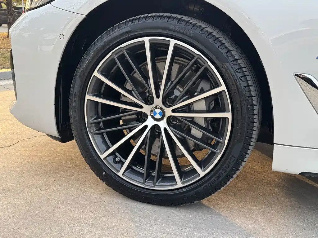 BMW 5 Series — фото 15