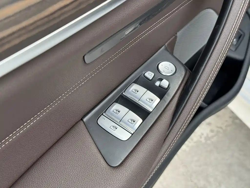 BMW 5 Series — фото 19