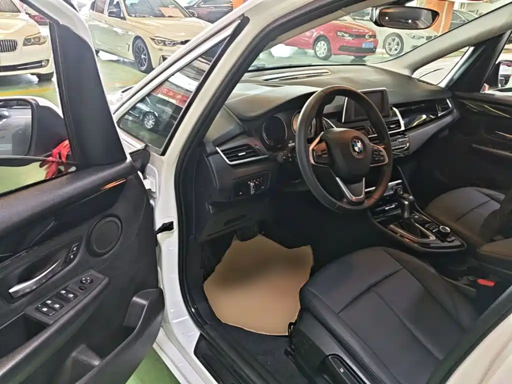 BMW 2 Series Active Tourer — фото 15