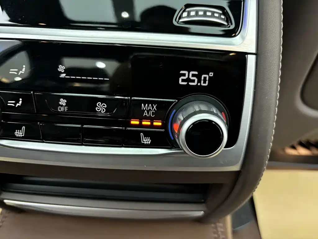 BMW 7 Series — фото 11