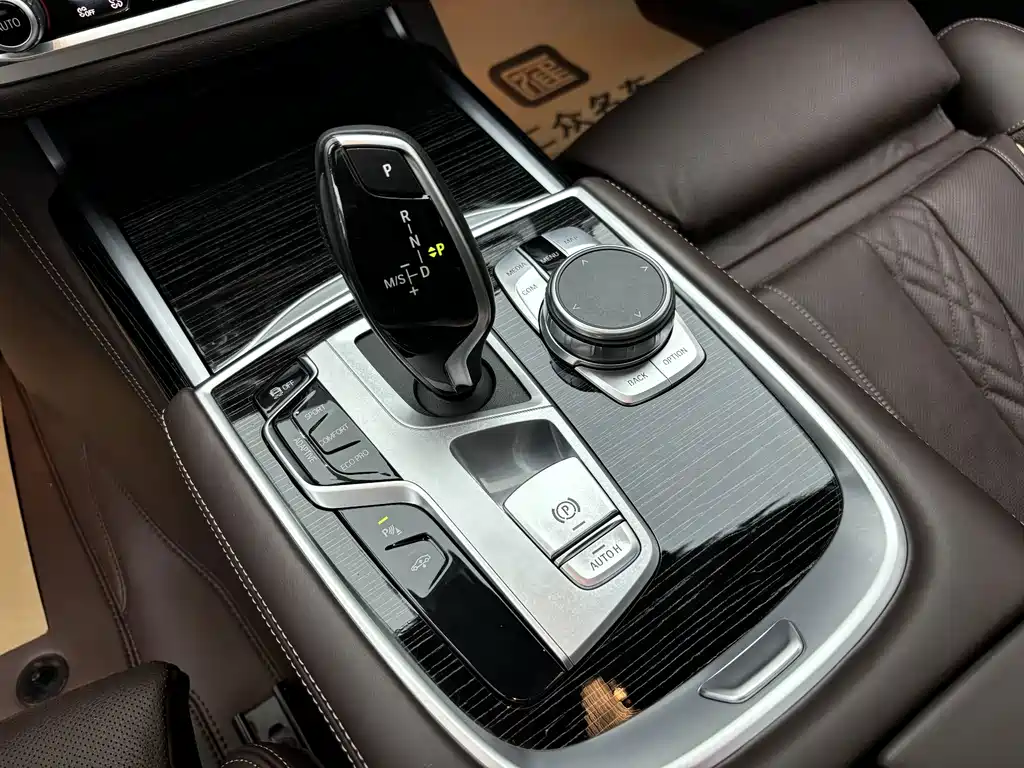BMW 7 Series — фото 14