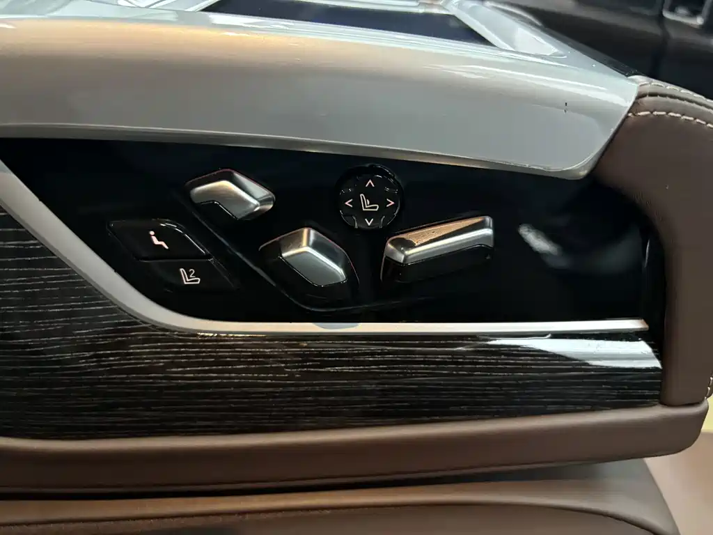 BMW 7 Series — фото 9