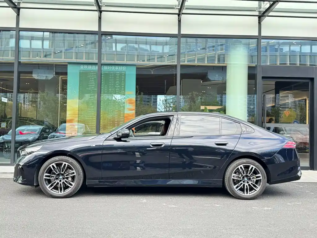 BMW 5 Series — фото 6
