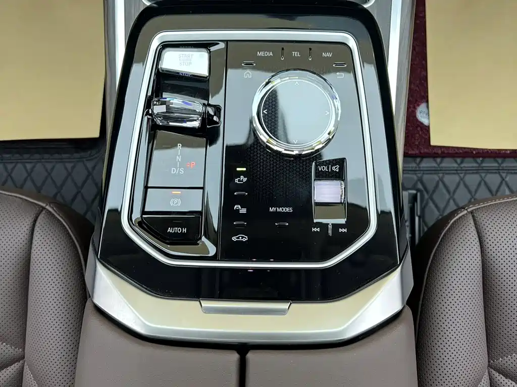 BMW 7 Series — фото 19