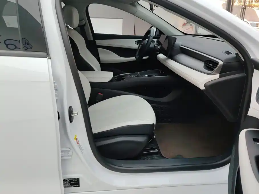 BYD Seal 05 DM-i — фото 8
