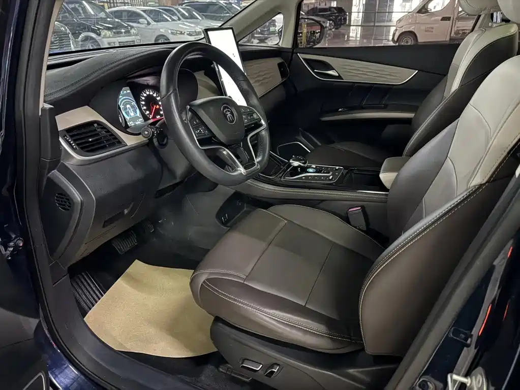 BYD MAX New Energy — фото 11